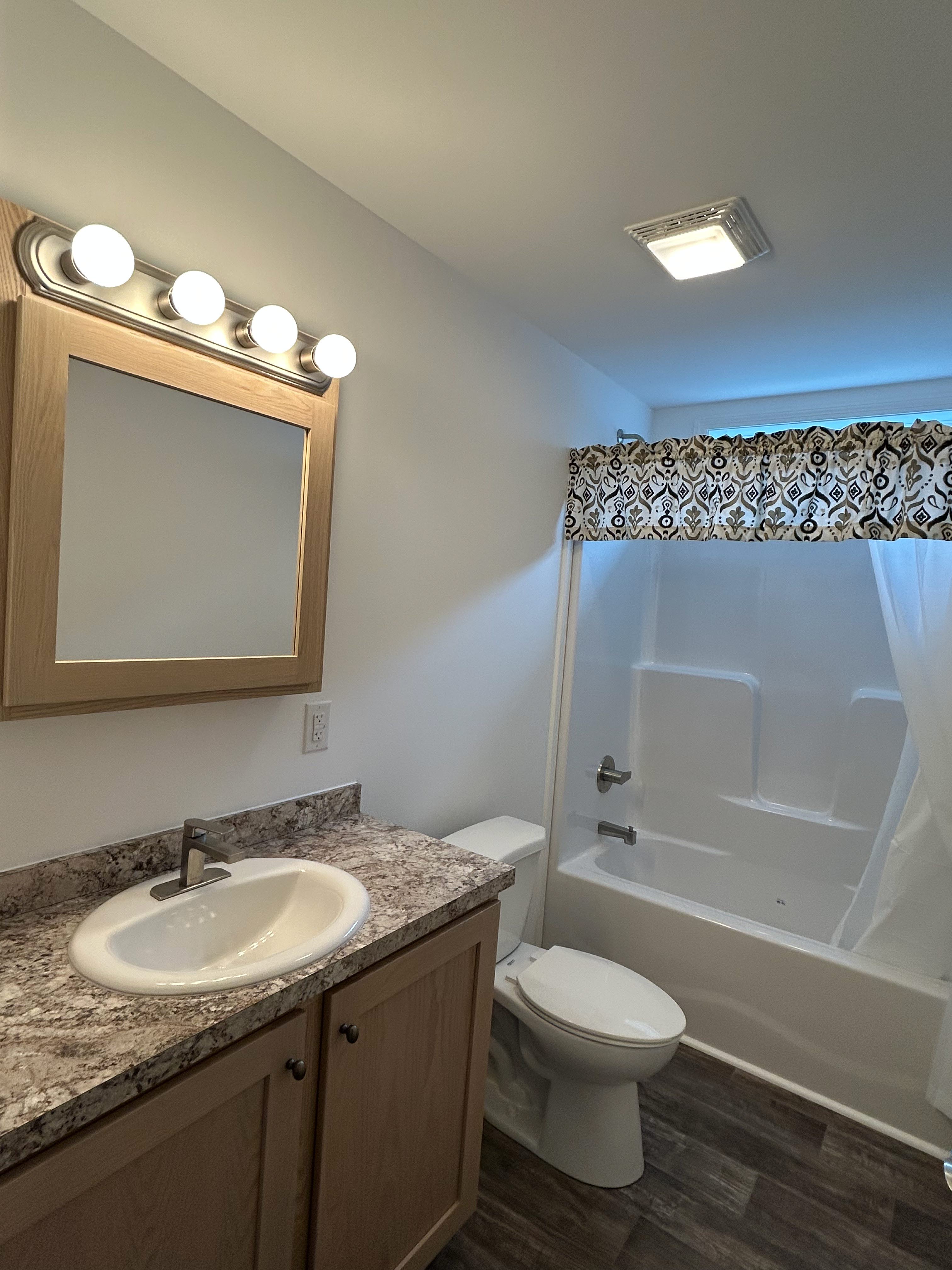 Full Bath - Hall