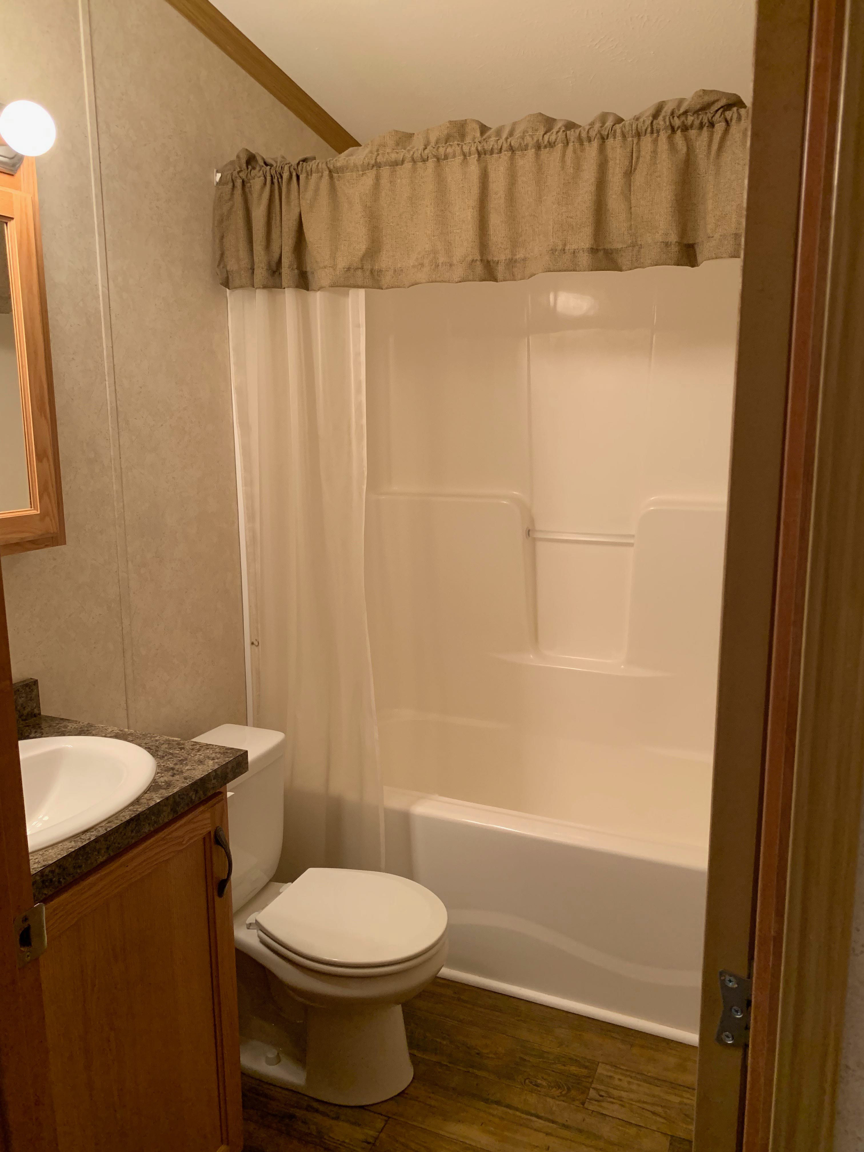full bath off Master BR.JPG